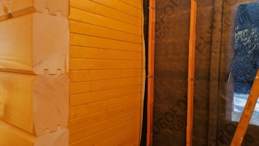 Casa din lemn L10 - izolarea peretilor